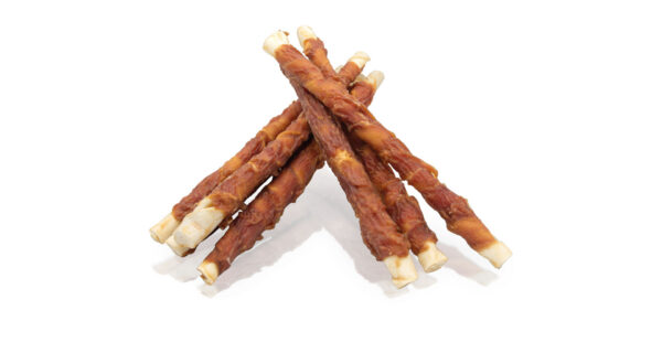 A04964 KIDDOG BUFFET Mięso z kaczki na patyku bawolim 2,4 cm / 28 cm [25 szt.]
